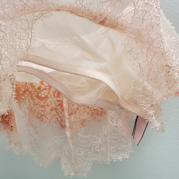 VICTORIA'S Secret Lace Flouncy Fringe Bando/Bralette Size Med Like NEW! - Picture 9 of 11